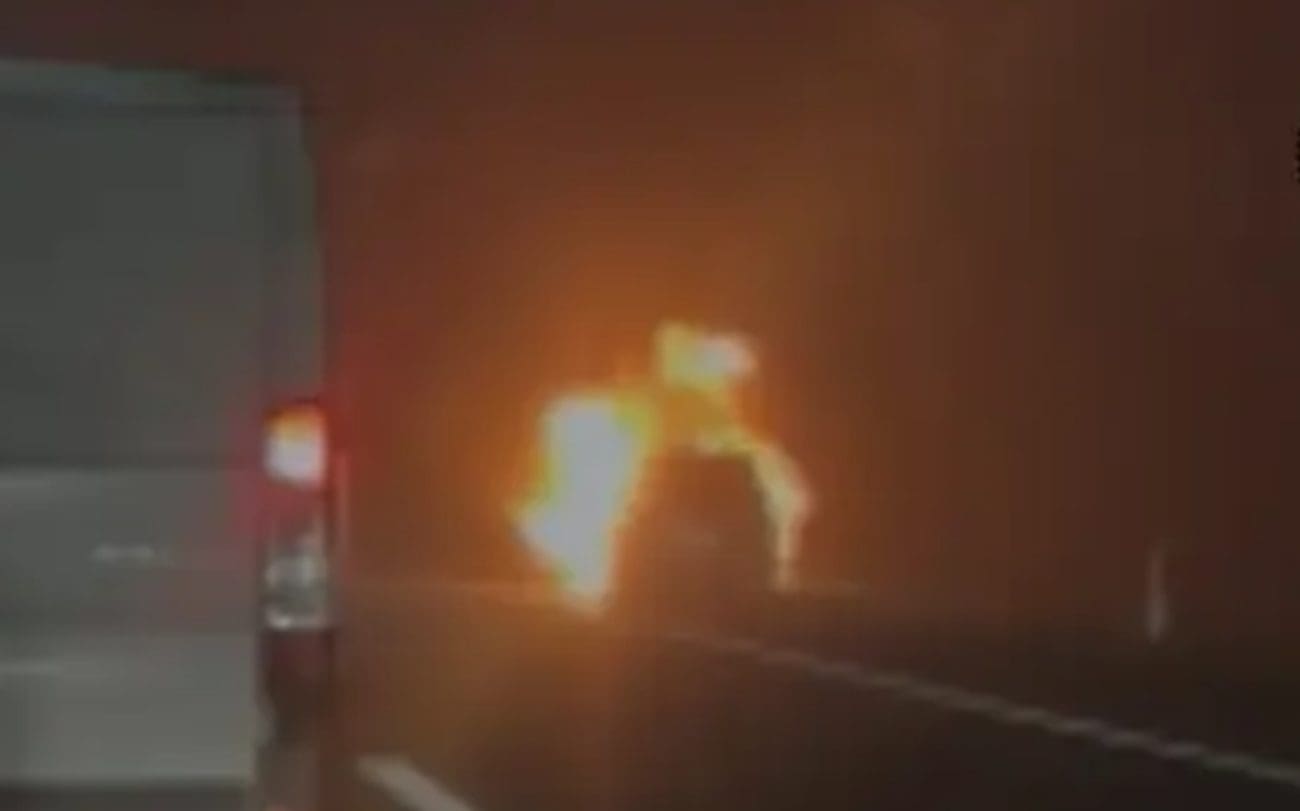 Buktinja na A1: "Automobilu nema spasa, vozač je vani. U šoku je"