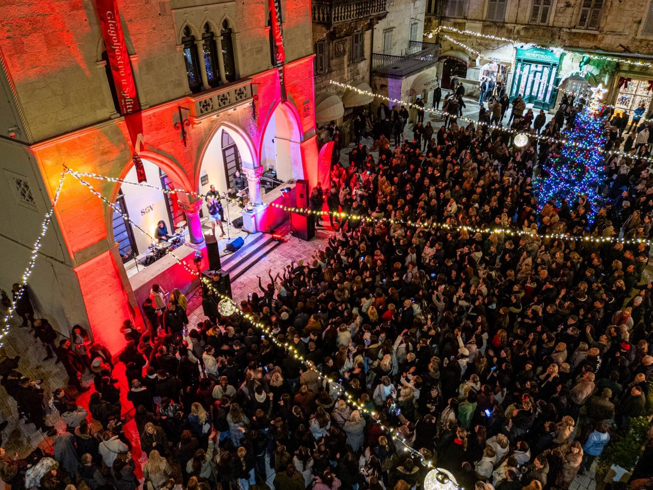 VEČER BEZVREMENSKIH HITOVA NA PJACI: Splićani uz Magazin satima pjevali kao jedno!