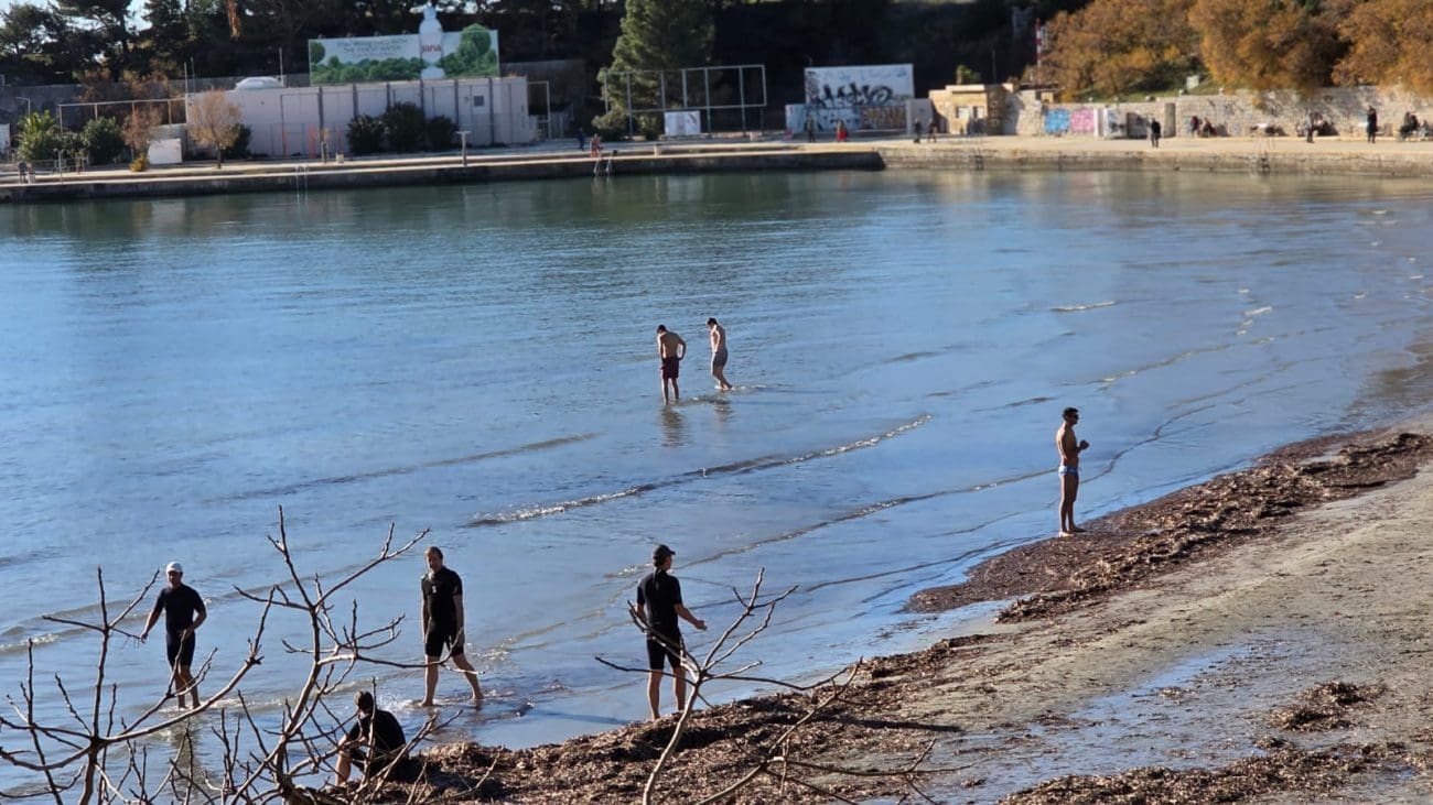Na jugu i zime su od zlata: Sunce napunilo Bačvice, najhrabriji su se i bućnili