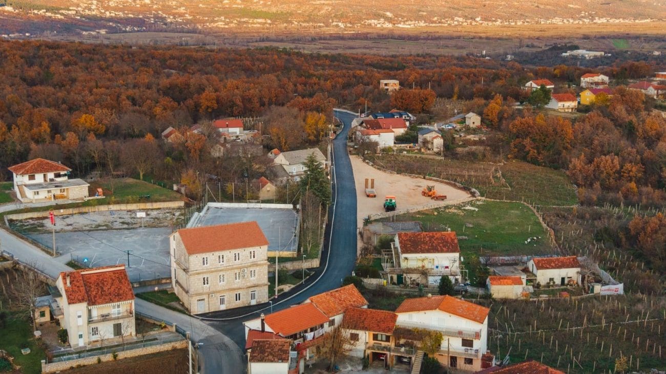 Roditelji u Imotskoj krajini mogu odahnuti: Sređena je opasna cesta kojom djeca svakodnevno idu u školu