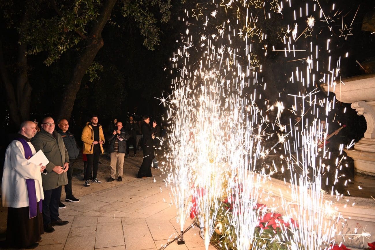 VELIKA FOTOGALERIJA Evo kako je bilo na paljenju treće adventske svijeće u Đardinu