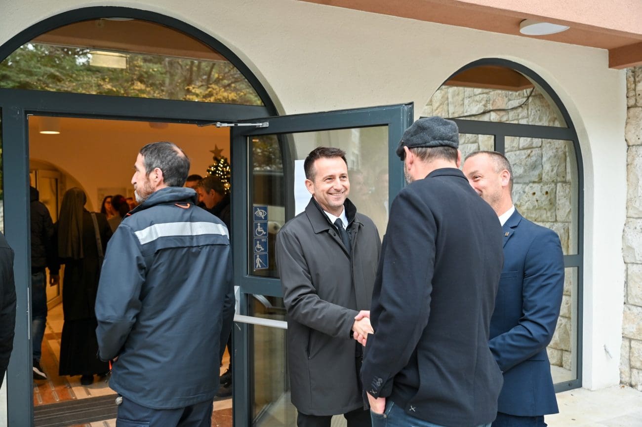 FOTOGALERIJA Trogirski gradonačelnik Ante Bilić upriličio blagdanski domjenak u "Kantun kulture"