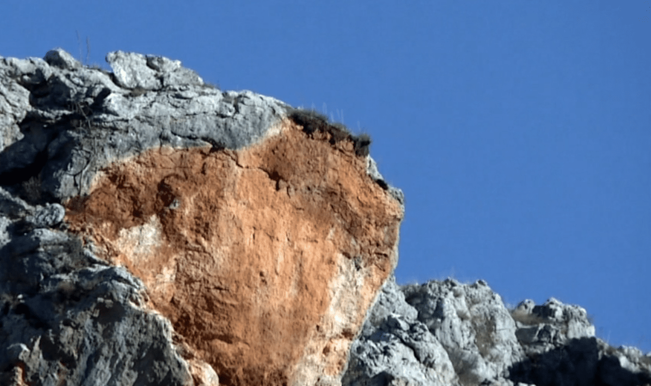 Opasne stijene prijete vozačima na cesti Split – Drniš, privremene barijere ne rješavaju problem