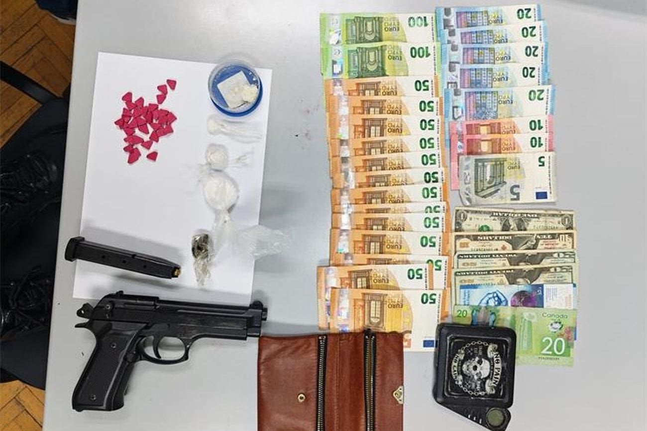 Splitska policija našla 43-godišnjeg dilera za kojim je bila raspisana tjeralica. Uhićena i 25-godišnjakinja koja mu je pomagala u poslu