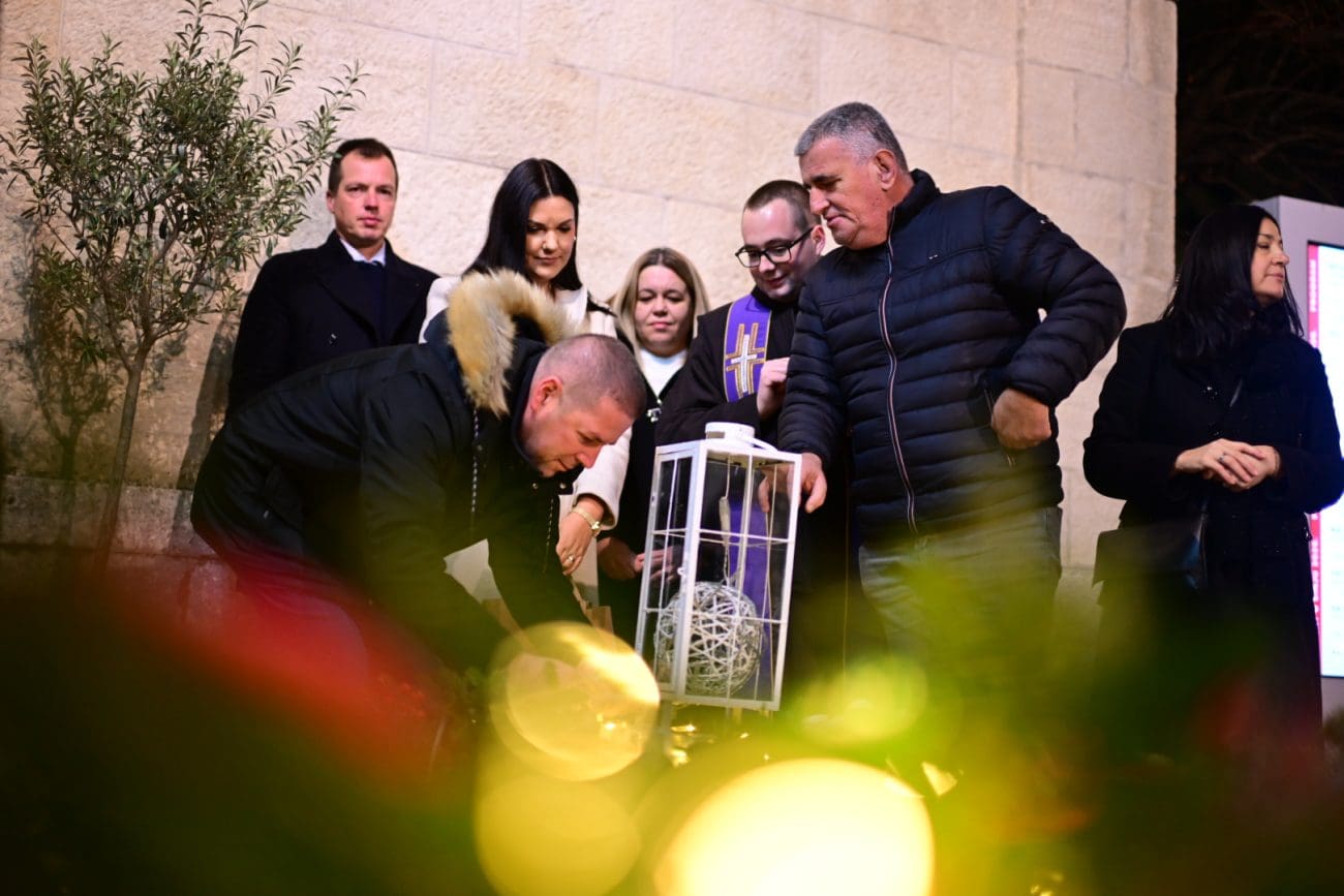 Sinj upalio drugu adventsku svijeću uz mirise blagdana i bogat večernji program