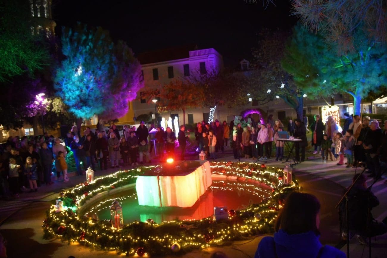 Uz prigodne božićne napjeve upaljena druga adventska svijeća u Kaštelima