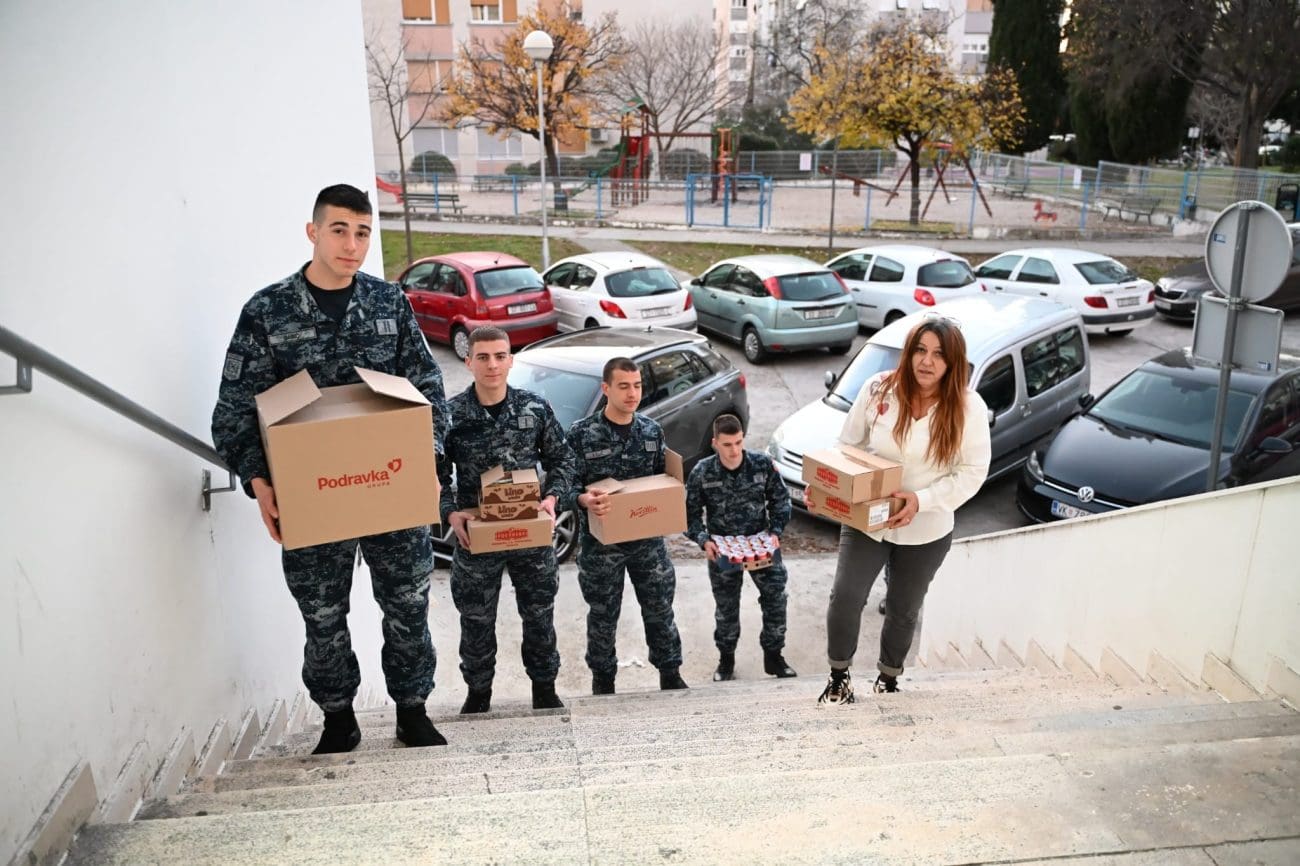 FOTOGALERIJA Kadeti se i ove godine odrekli marendi i prikupili pomoć za potrebite. Sve su donirali "Empatiji" iz Splita