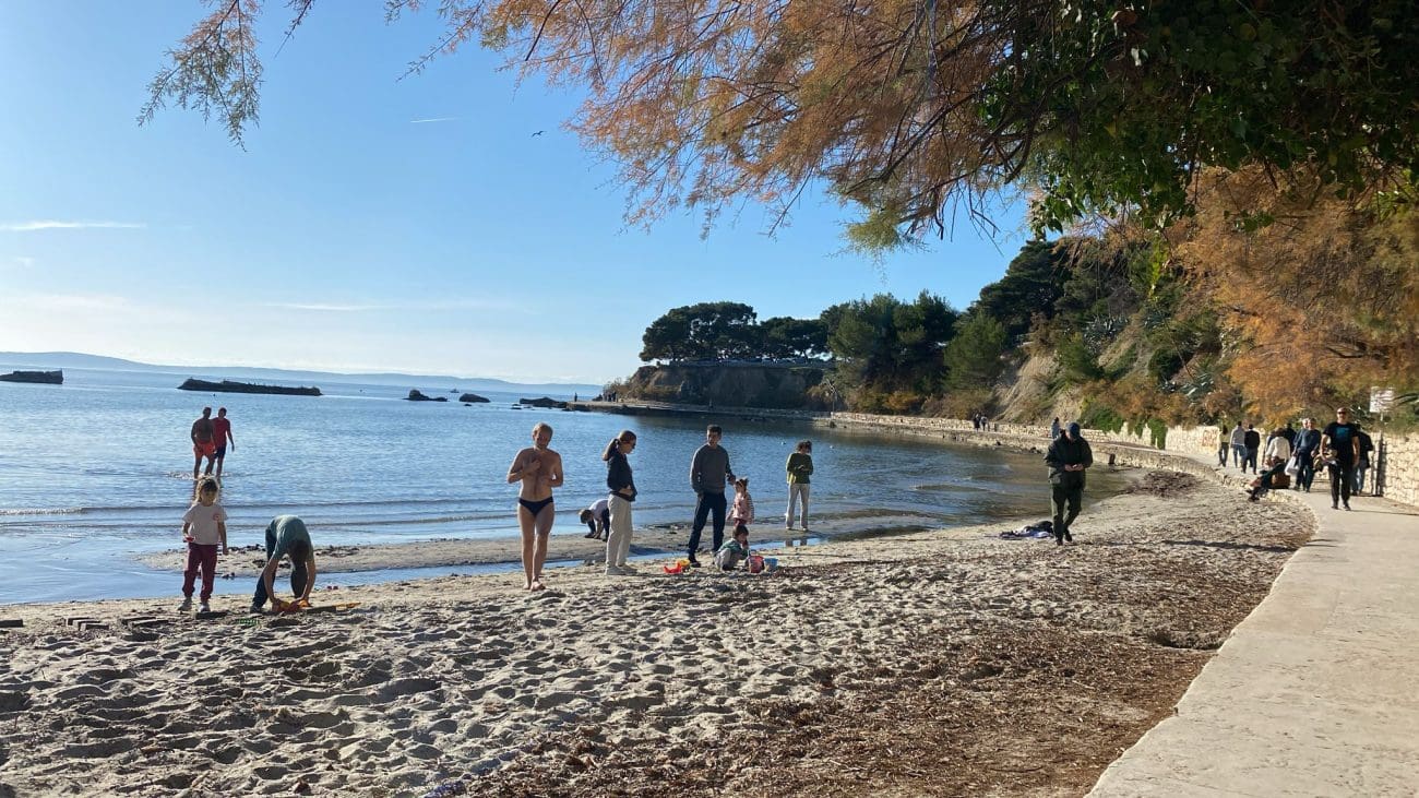 VIDEO Čim je provirilo sunce, Splićani se bacili u more: evo kako izgleda prosinački kupanjac