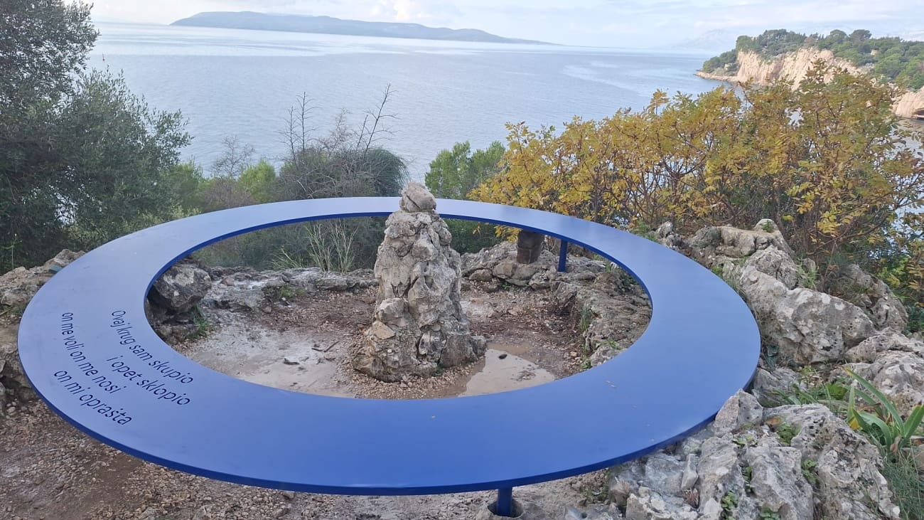 Grad Makarska demantira navode o radovima na Osejavi: Postavljanje klupe nije dio projekta uređenja