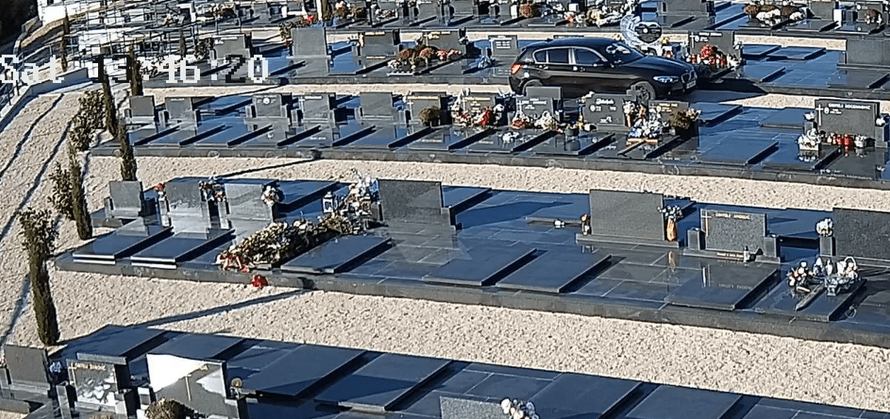 VIDEO Autom jurio među grobovima u Šibeniku: “Ovo još nismo vidjeli, sreća da nije bilo štete”