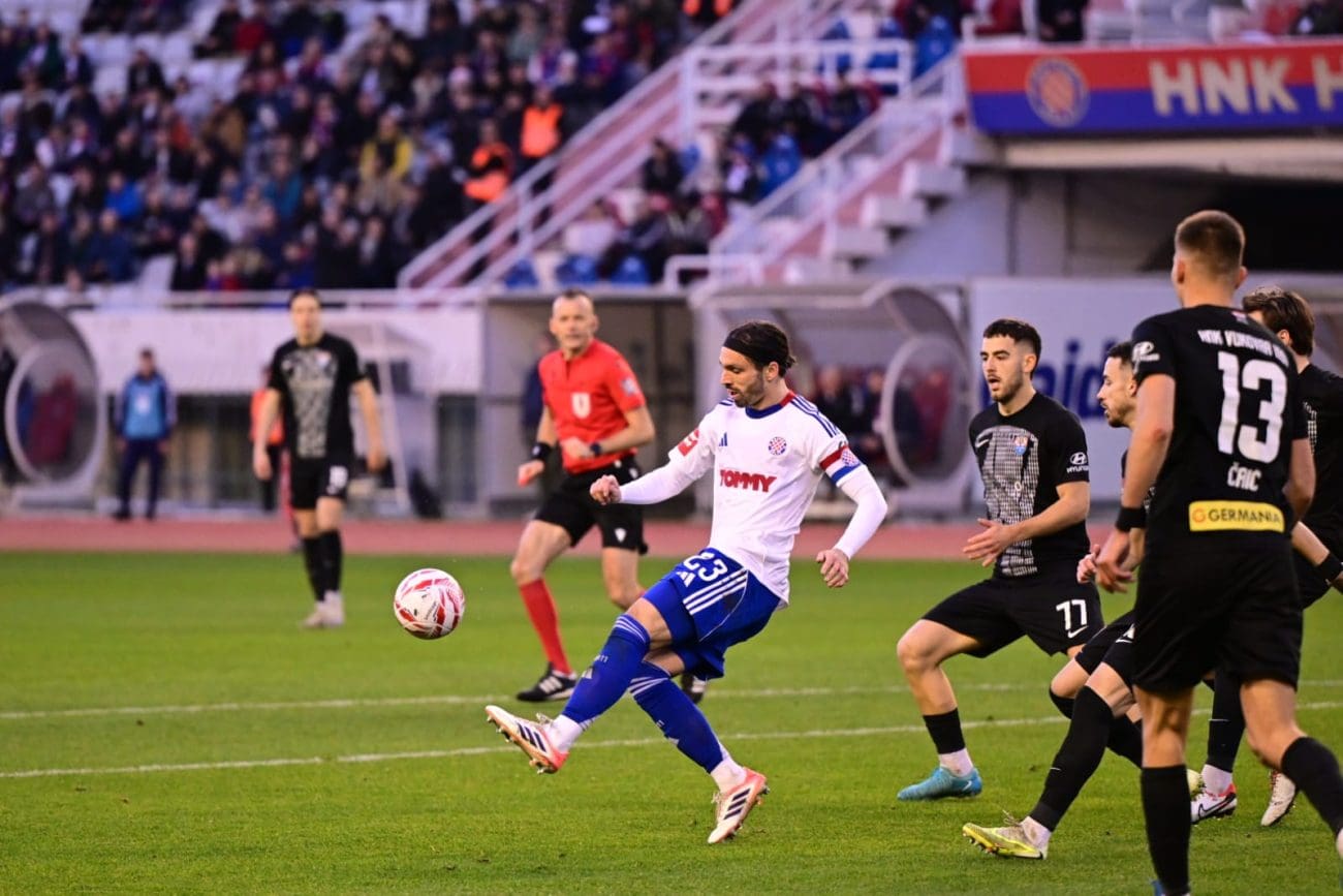 HAJDUK – VUKOVAR 1991 2-1: Bijeli upisali pobjedu za kraj godine u susret obilježen crvenim kartonima i Šeginim poništenim pogocima zbog zaleđa