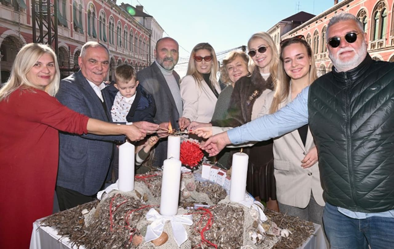 16. GASTROADVENT Svijeću radosti upalili splitski radijski novinari, u središtu pozornosti su alge i plodovi mora