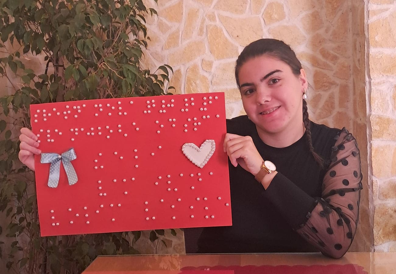 Studentica iz Kaštela napravila prvu novogodišnju čestitku na Brailleu za gluhoslijepu zajednicu