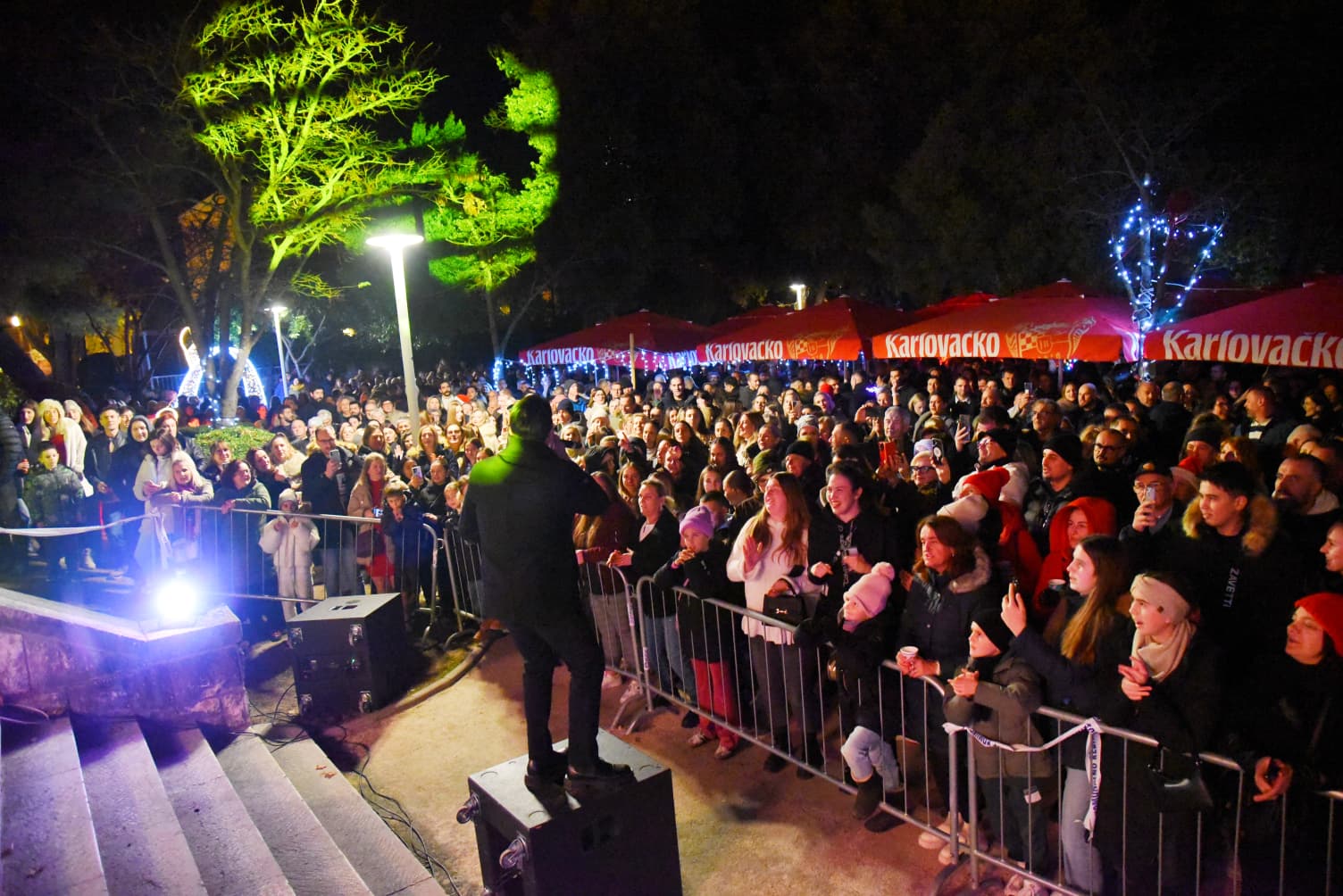 FOTO I VIDEO Jole je sinoć oduševio publiku na kaštelanskom Adventu, pogledajte odličan štimung na koncertu