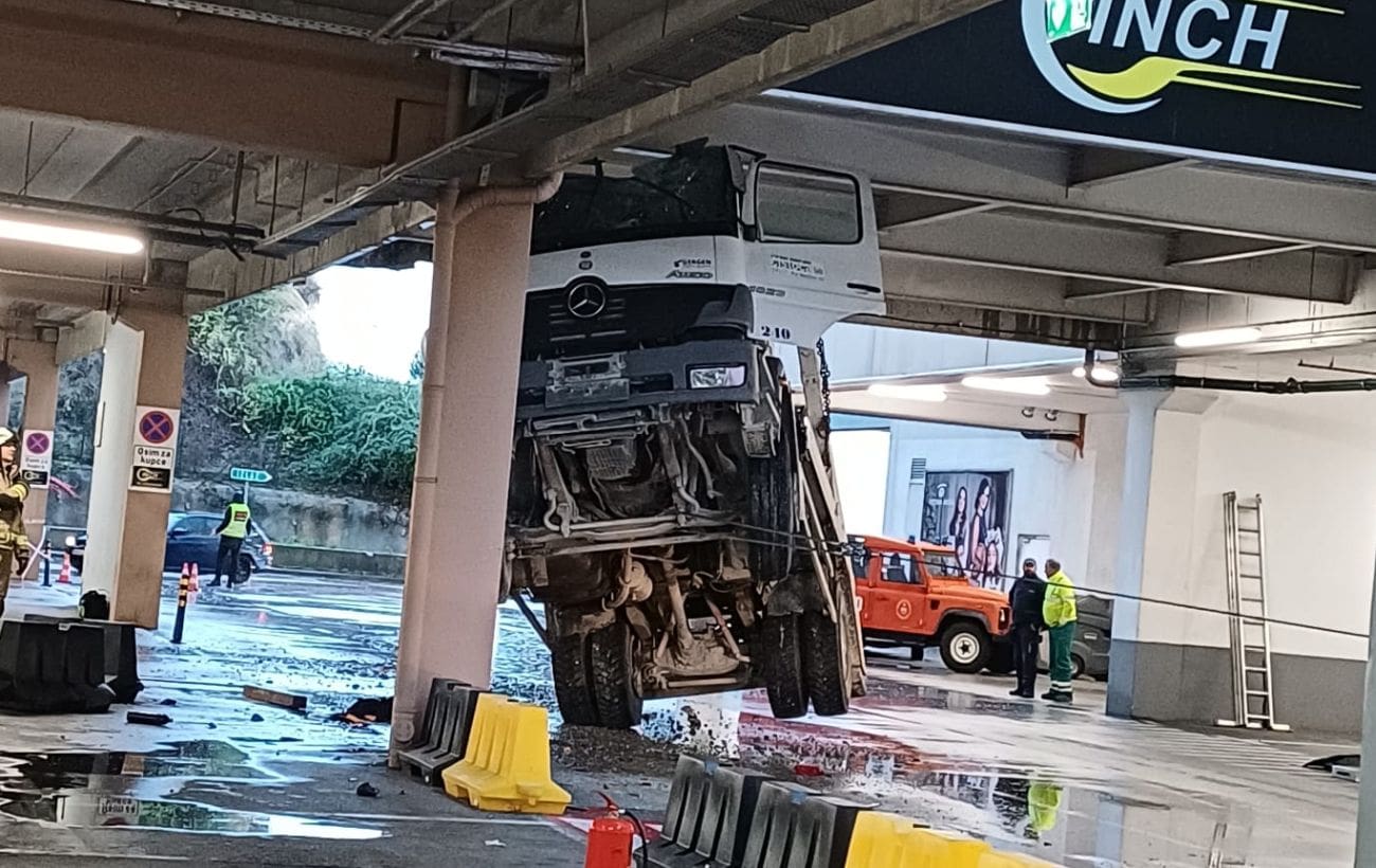 Kamion zapeo u garaži trgovačkog centra, evo kako je to izgledalo kad su stigli vatrogasci
