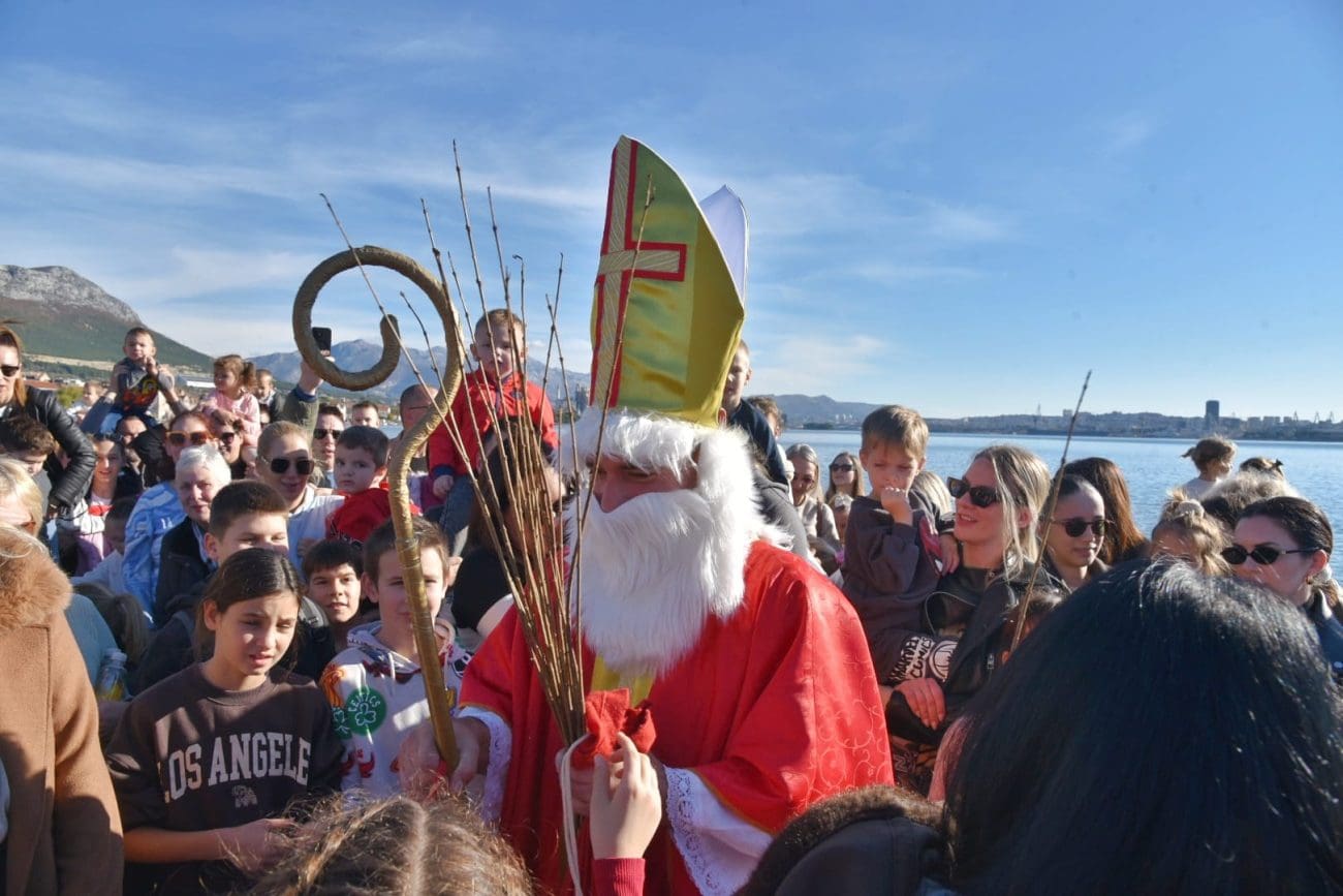 Sućuraška Sokolana bila je prepuna djece koja su iščekivala dolazak Svetog Nikole
