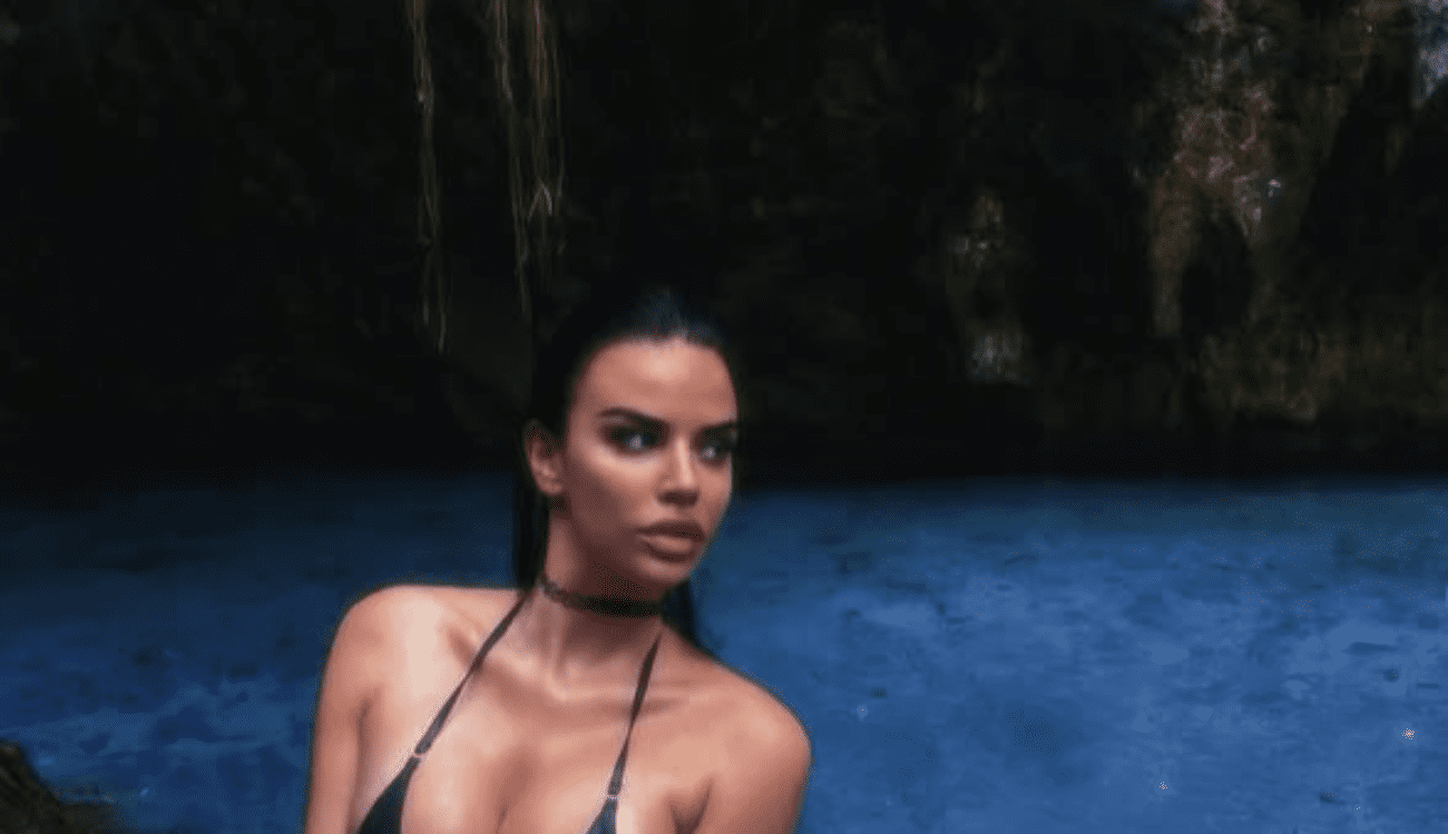 FOTO Ivana Knoll čestitala Božić u minijaturnom bikiniju