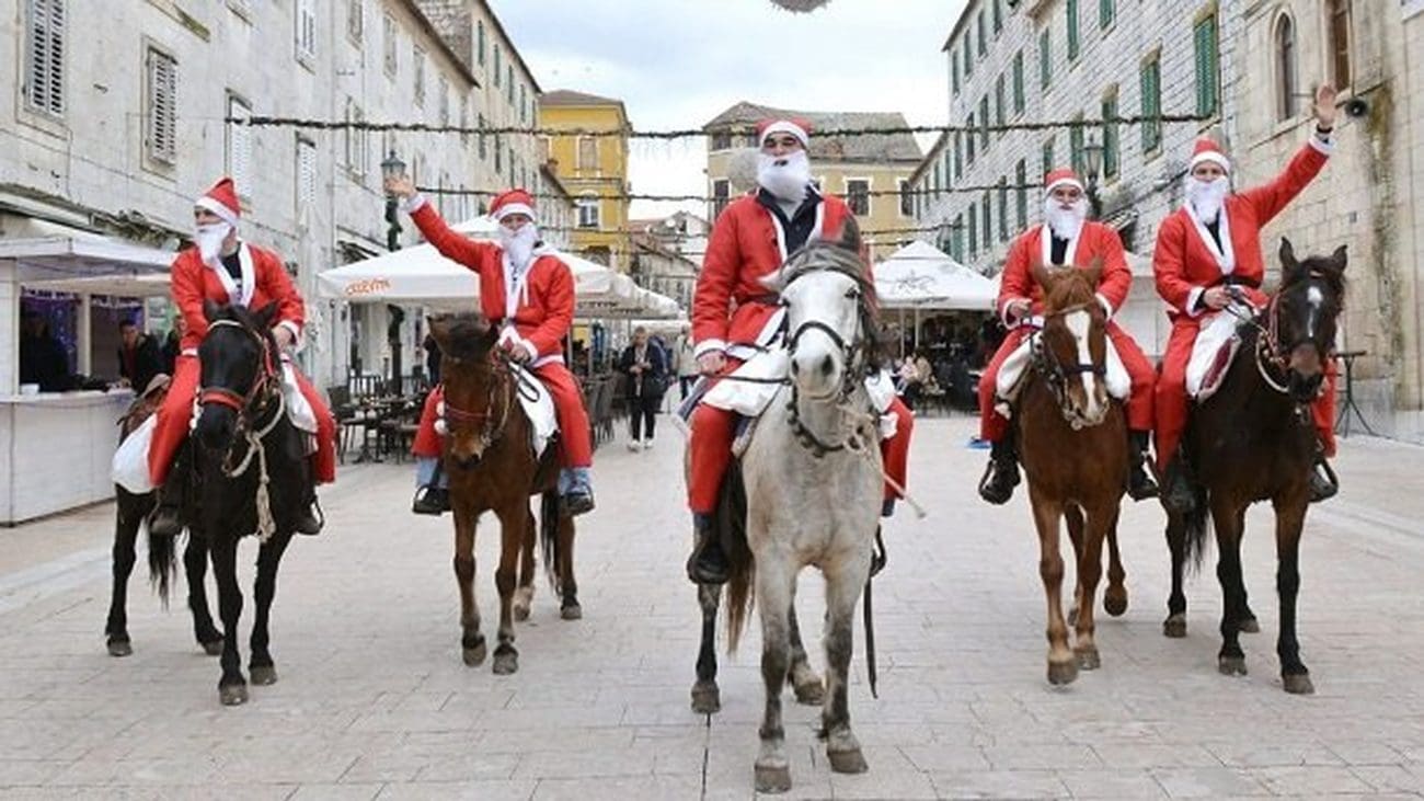 ADVENT U SINJU Konjička karavana Djeda Božićnjaka kroz Sinj