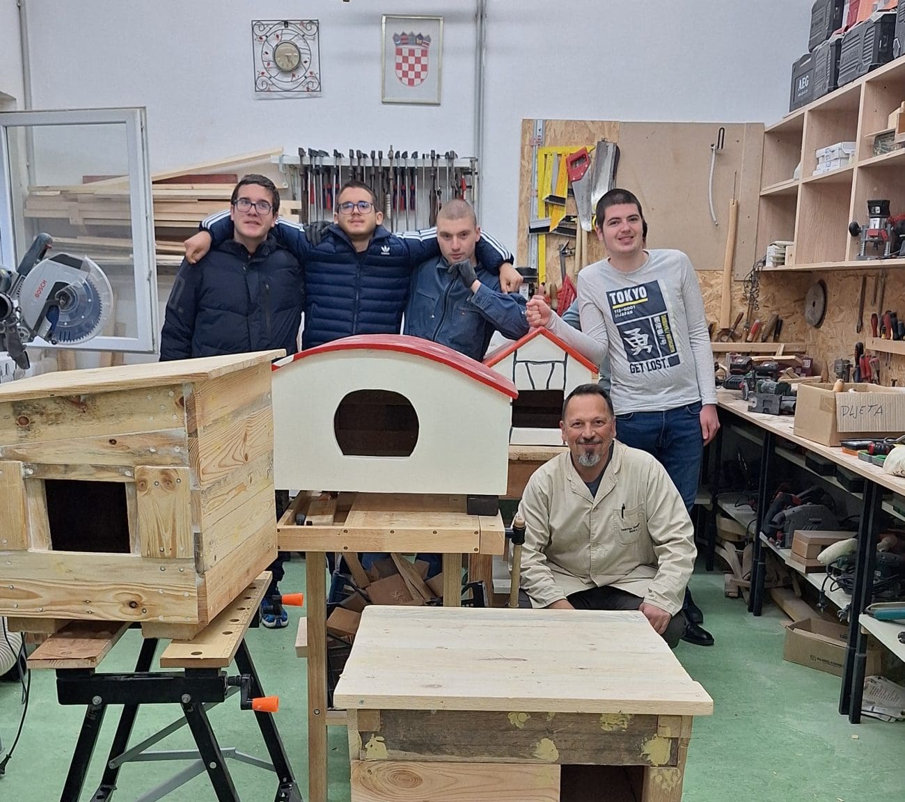 Topla božićna priča iz Splita: Učenici Obrtničko-tehničke škole napravili kućice za ulične mace