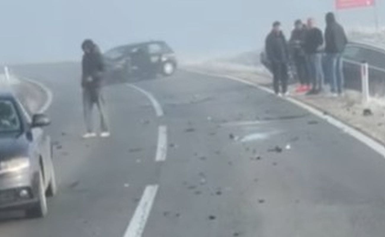 VIDEO Neviđen led na Kupresu, auta slijeću s ceste