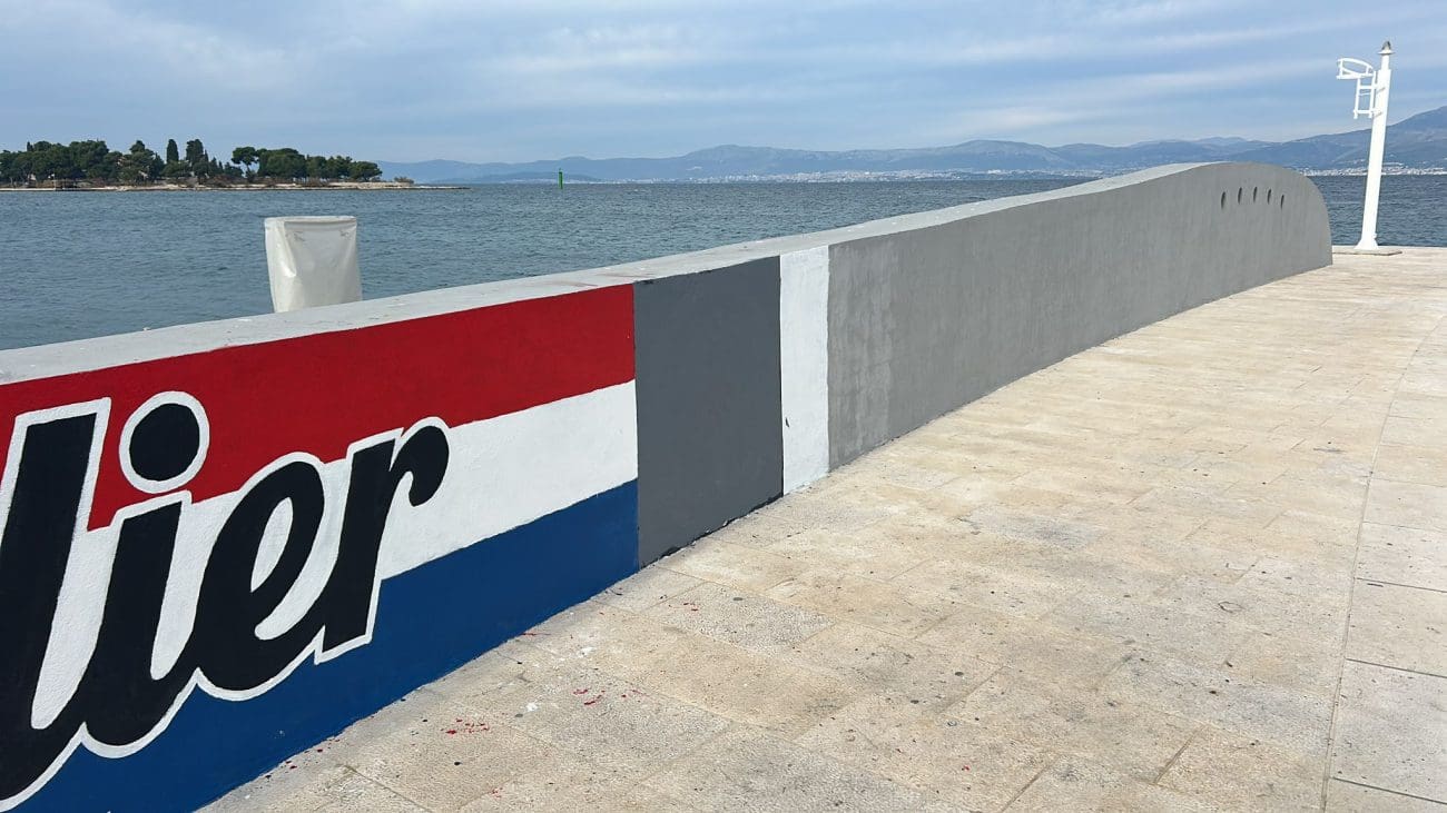 Drama oko murala u Supetru. Građani ustali protiv uklanjanja dijela murala. Evo što o svemu kaže supetarska gradonačelnica