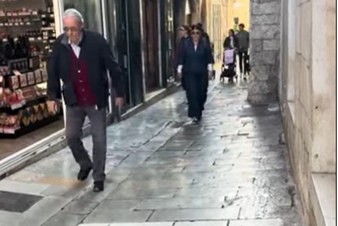 Sjećate se ovog bivšeg splitskog gradonačelnika? Poznat je po skoku u more na Rivi