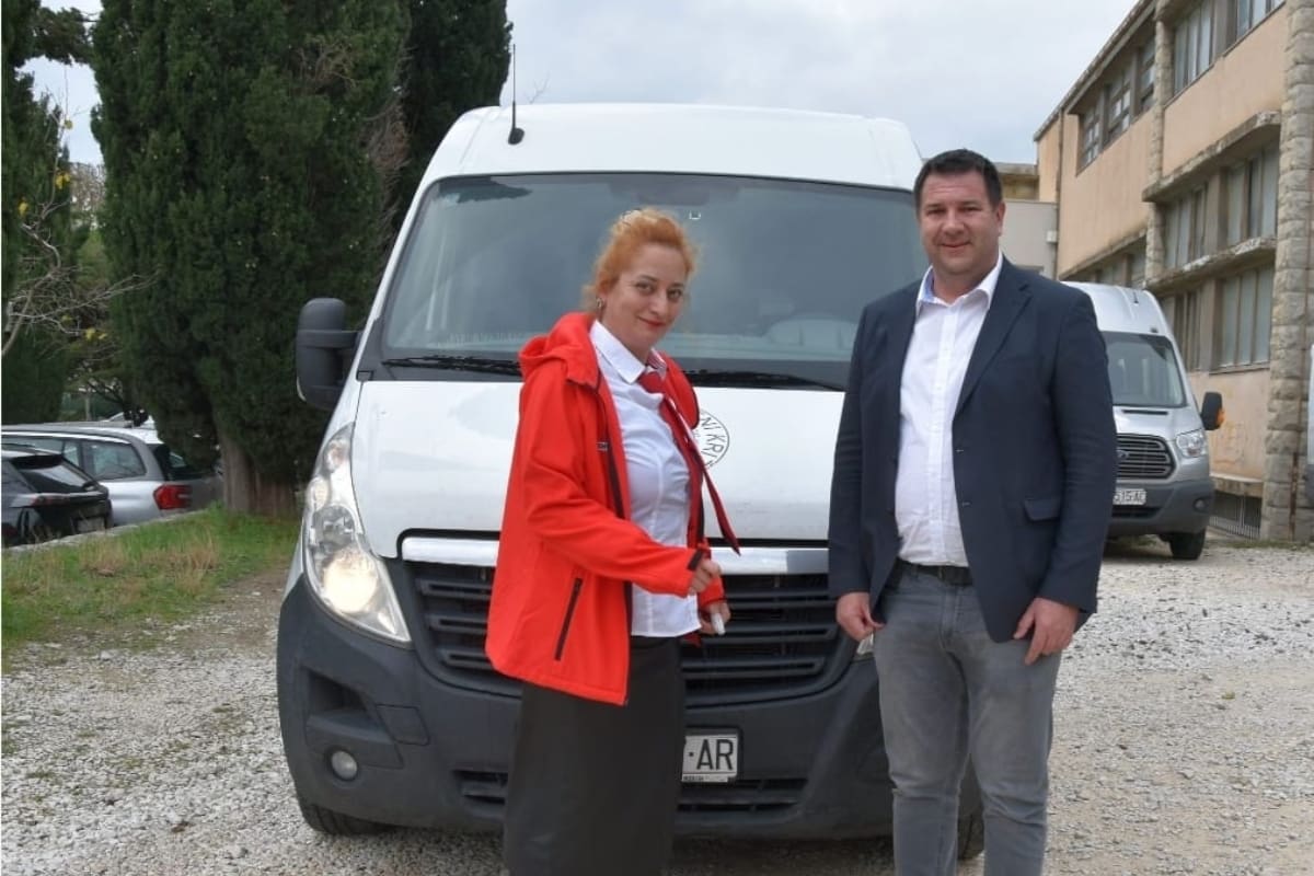 Grad Kaštela osigurao kombi vozilo za prijevoz djece s teškoćama do obrazovnih ustanova