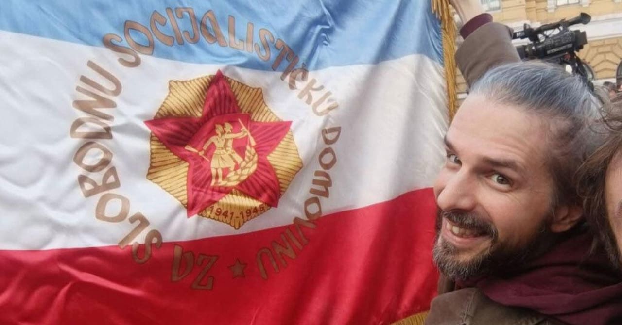 Na skupu mahao zastavom s petokrakom. Javila se naša političarka