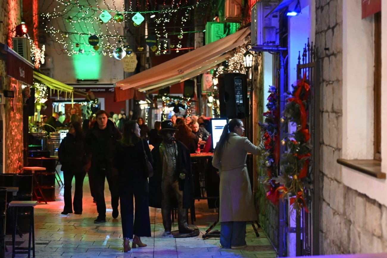Obrov i Pjaca i danas su puni, pogledajte adventski šušur koji vlada u centru grada