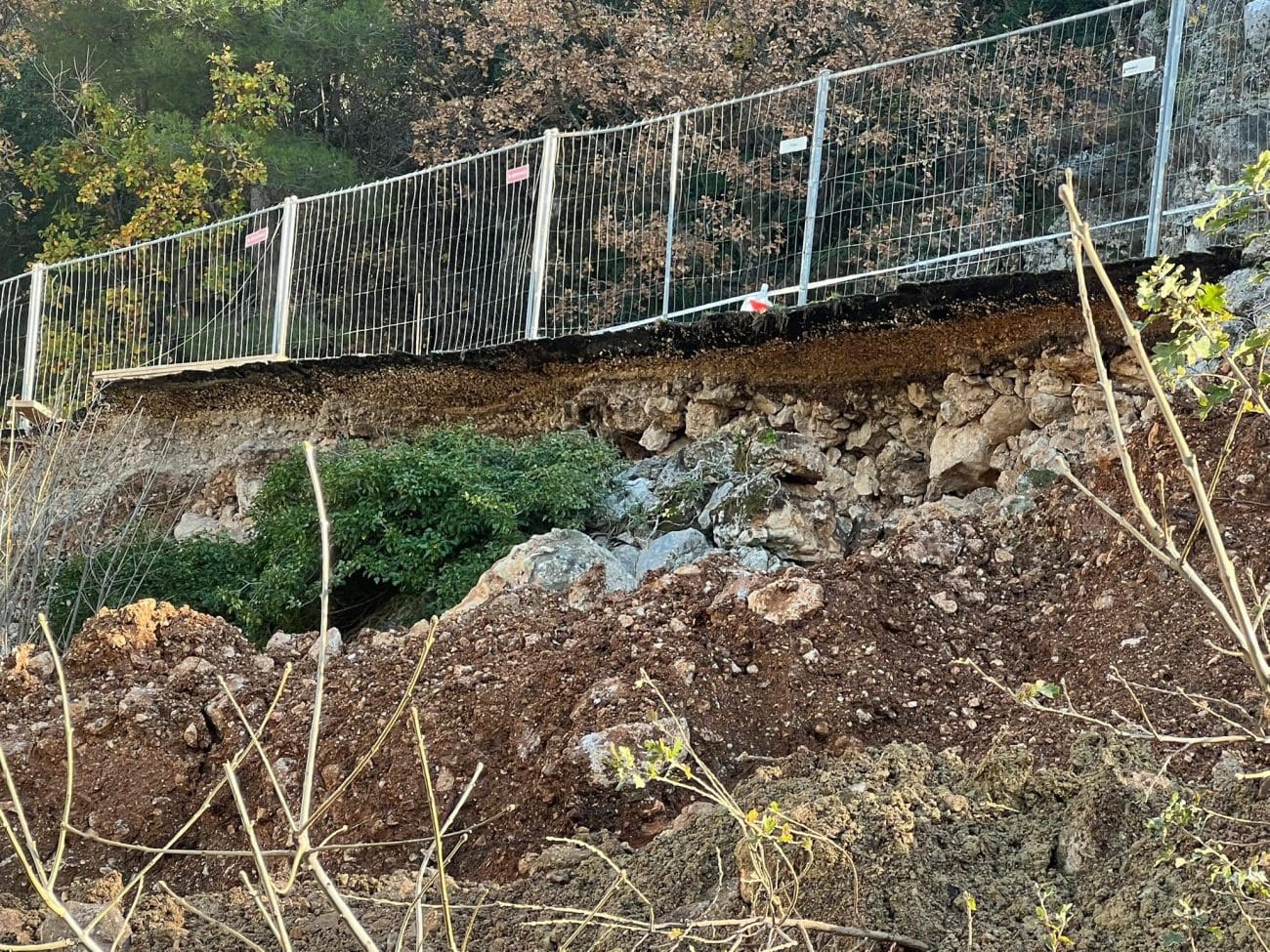 Drama u Dalmaciji: cesta se urušila, mještani odsječeni od svojih kuća