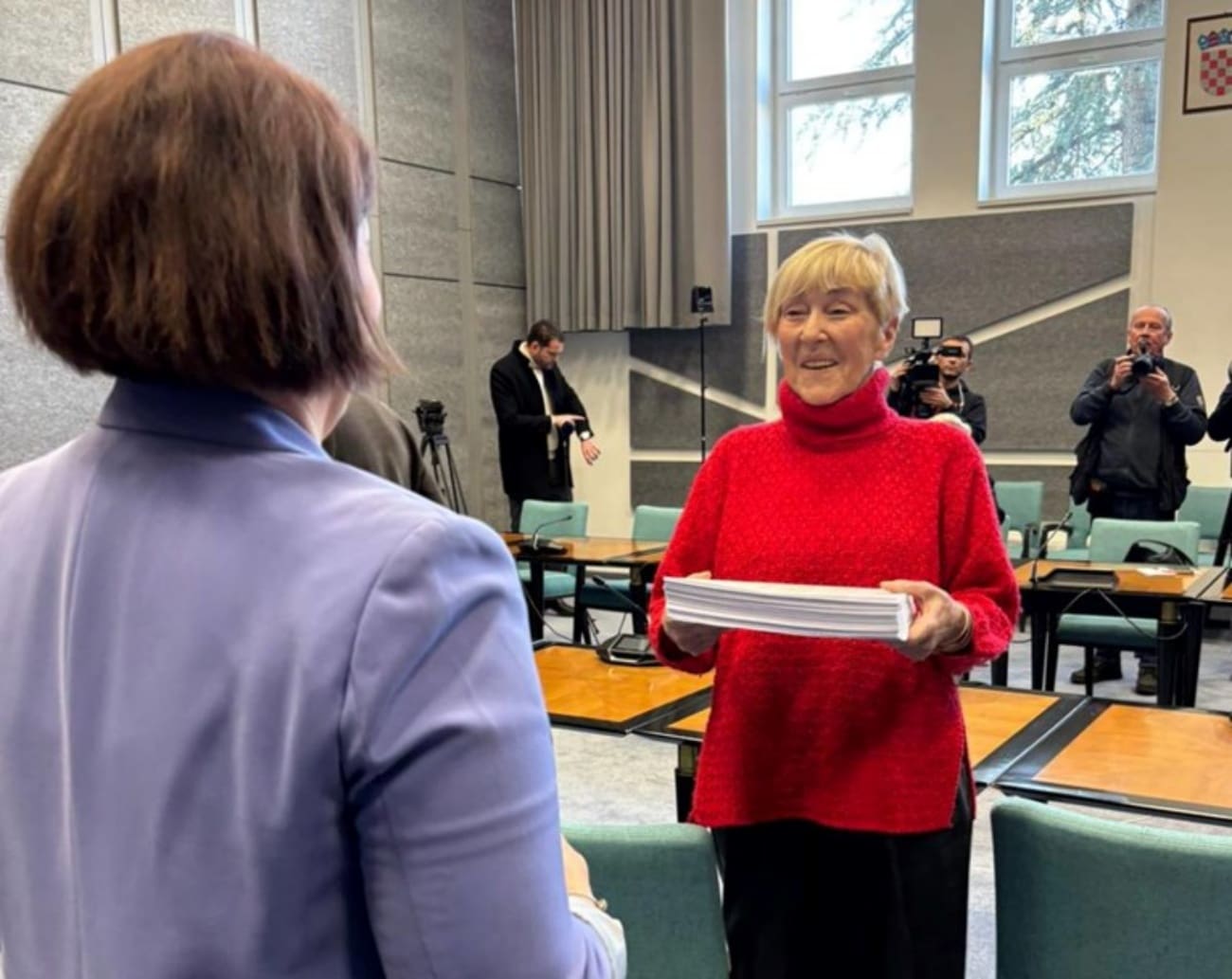 Predano je 60 tisuća potpisa za zabranu klečavaca