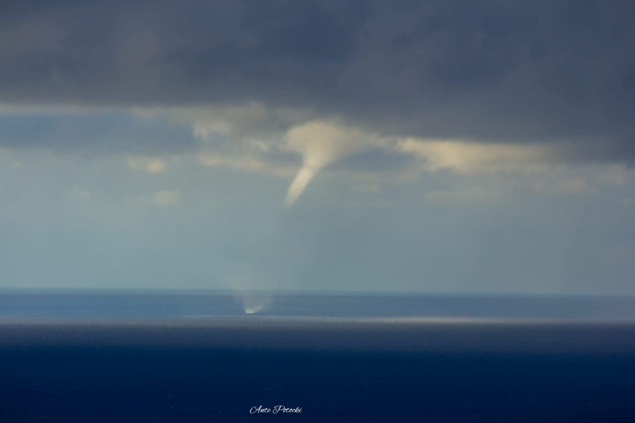 Mladi lovac na oluje snimio pijavice na moru ispred Primoštena