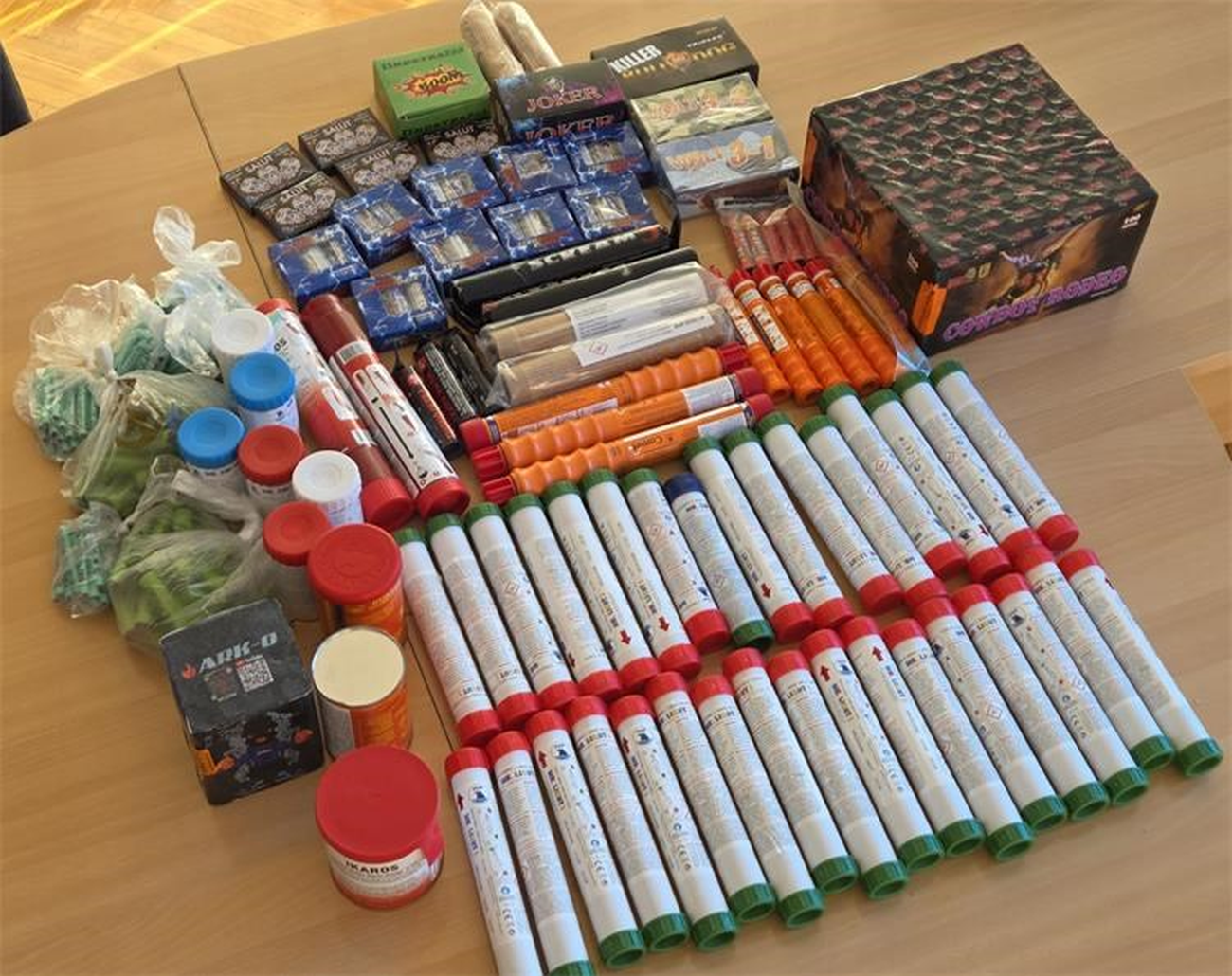 SPLIT U stanu pronađeno 806 komada pirotehničkih sredstava, muškarac predan pritvorskom nadzorniku