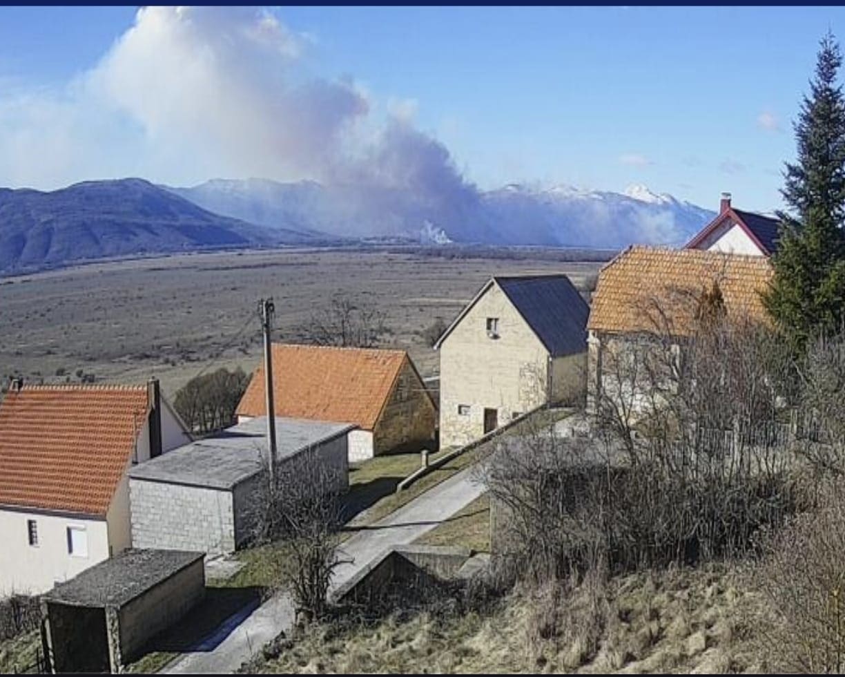 Veliki oblak dima iznad Kamešnice, bura brzo širi vatru
