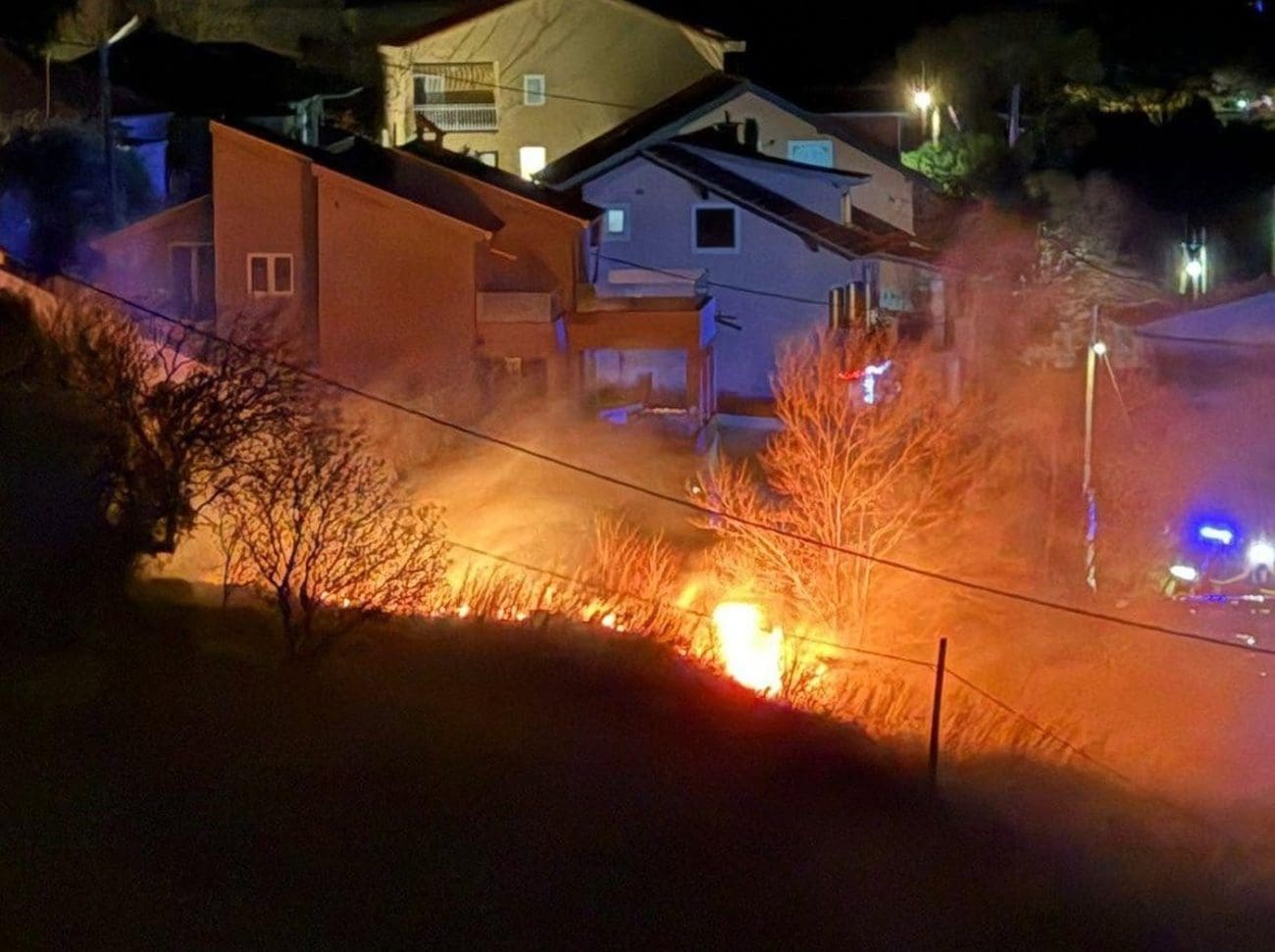 Pirotehnikom izazvali požar: Kliški vatrogasci intervenirali usred noći, umaju poruku za građane