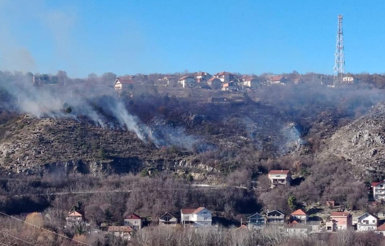 Požar otvorenog prostora kod Knina: Na terenu četiri vatrogasne ekipe, objekti nisu ugroženi