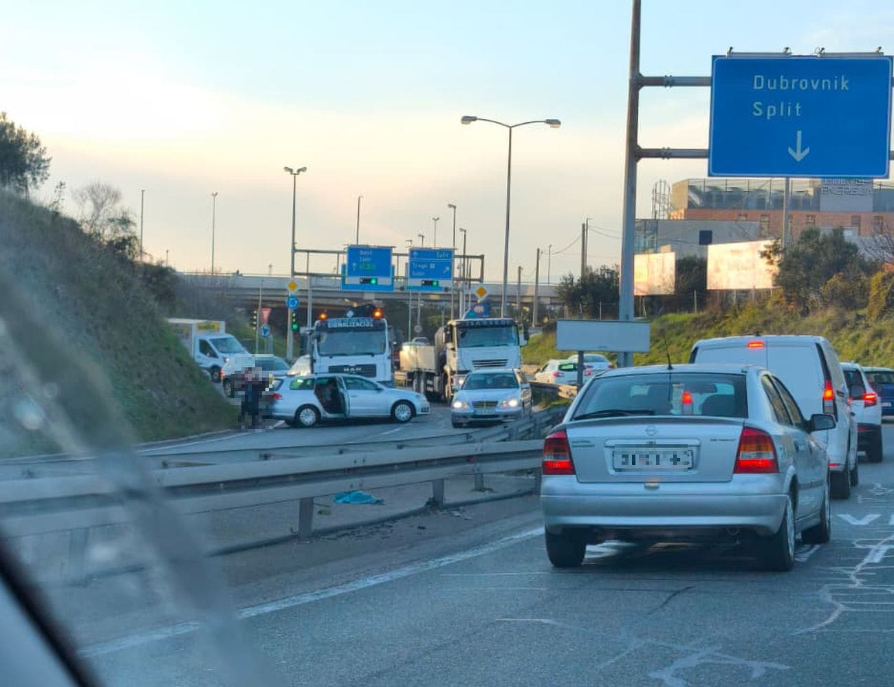 Sudar auta i teretnog vozila na brzoj cesti Solin - Klis