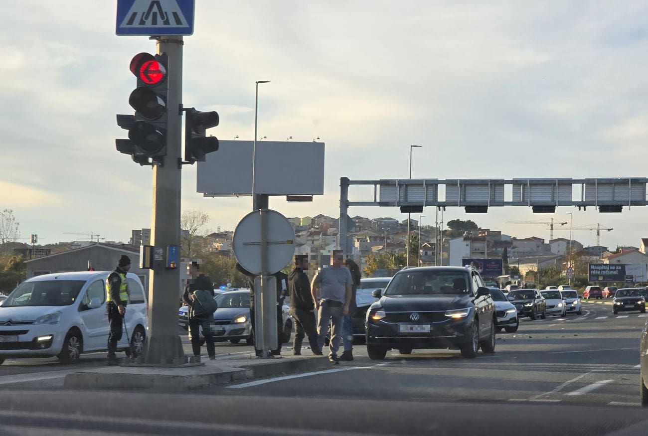 Četiri automobila sudarila se na križanju kod Stobreča, dvije osobe prevezene u splitsku bolnicu