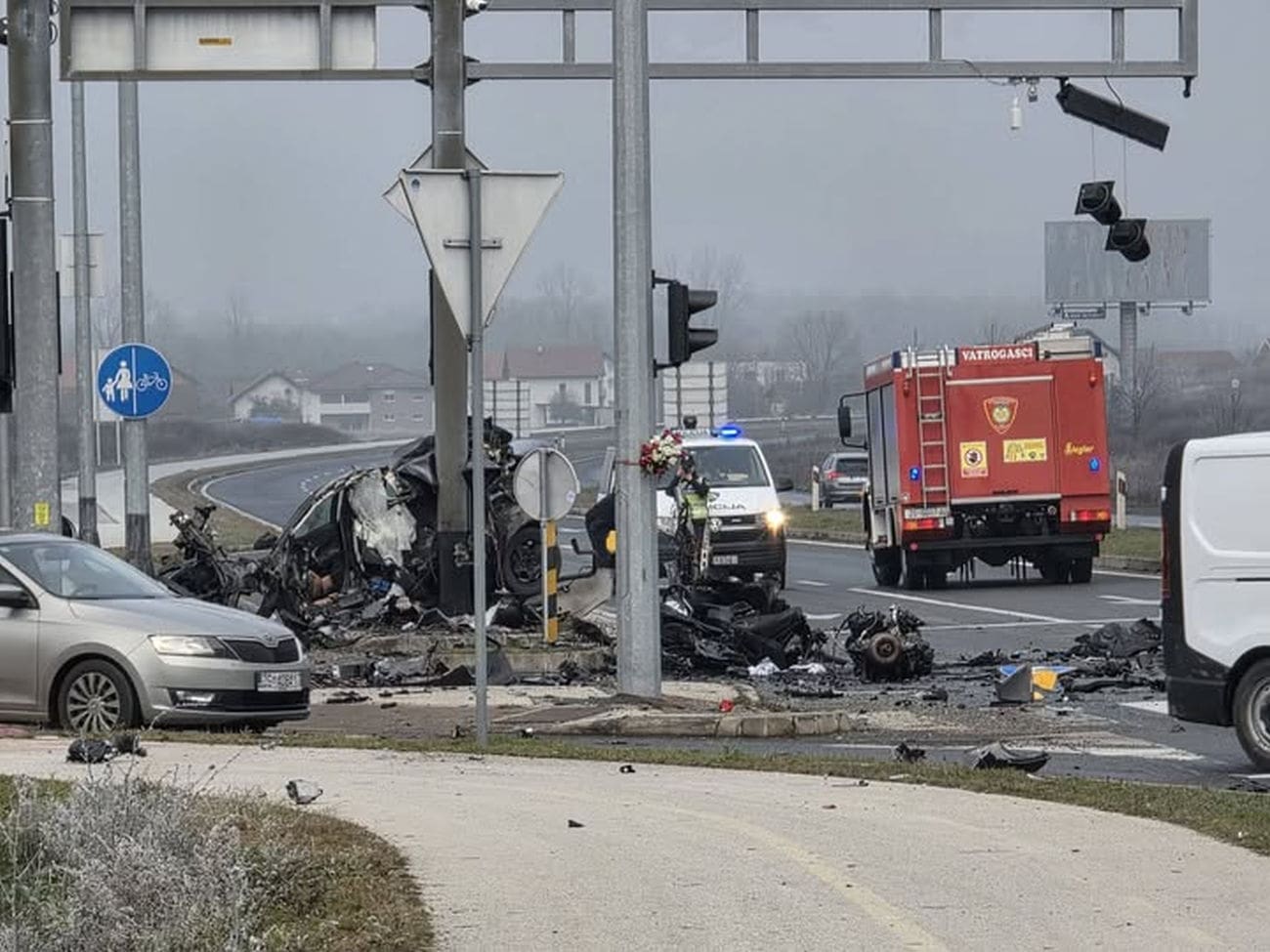 Od auta nije ostalo gotovo ništa: Pogledajte kako izgleda mjesto strašne prometne nesreće. Pravo je čudo da nije bilo ljudskih žrtava