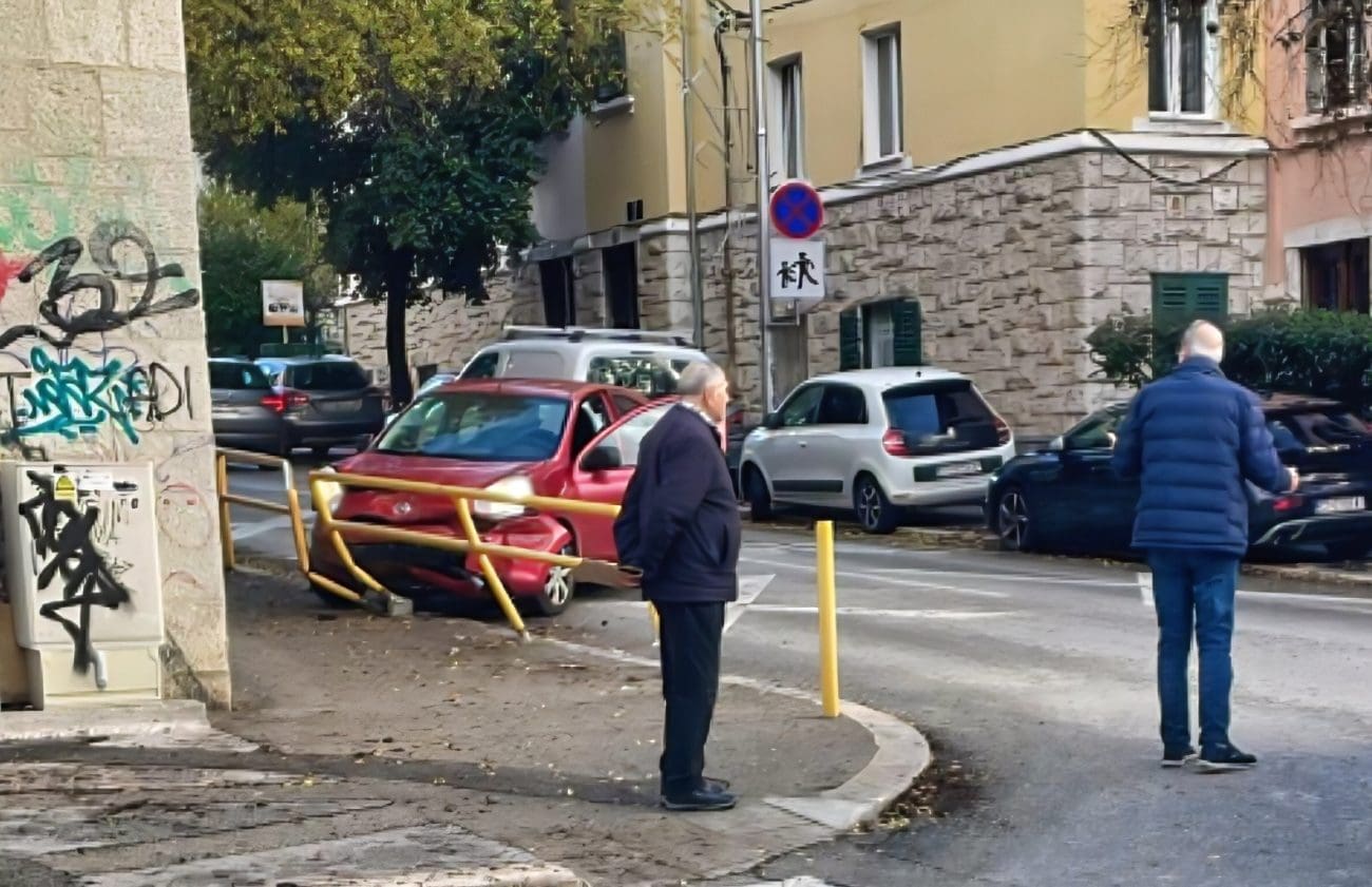 Prometna nesreća na križanju Vukovarske i Tolstojeve u Splitu, oštećena ograda