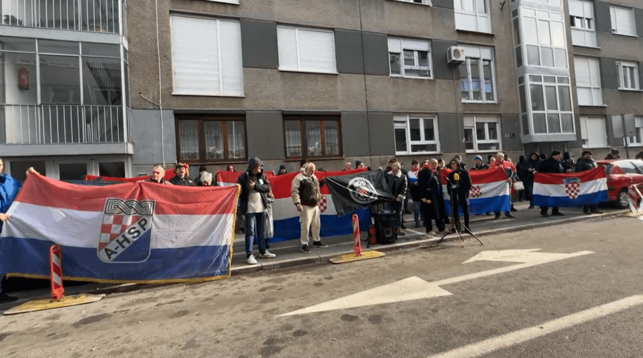 Dado iz Smogovaca poveo desničare pred Tomaševićev stan zbog Thomsona