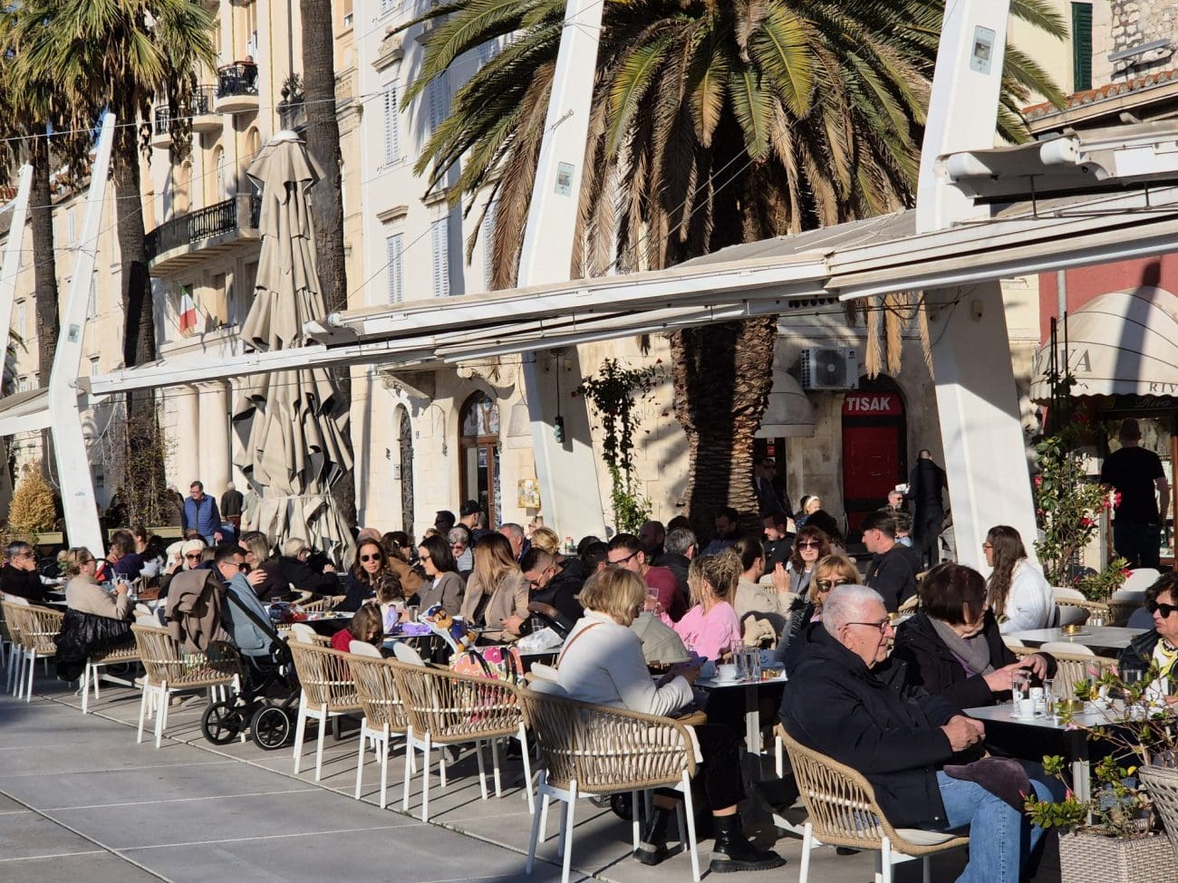 Sunce izmamilo Splićane na Rivu, štekati se polako pune