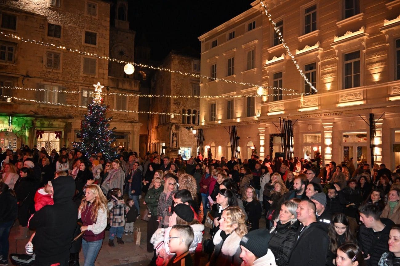 FOTOGALERIJA Sandi Cenov nastupio na Pjaci uz sjajnu atmosferu