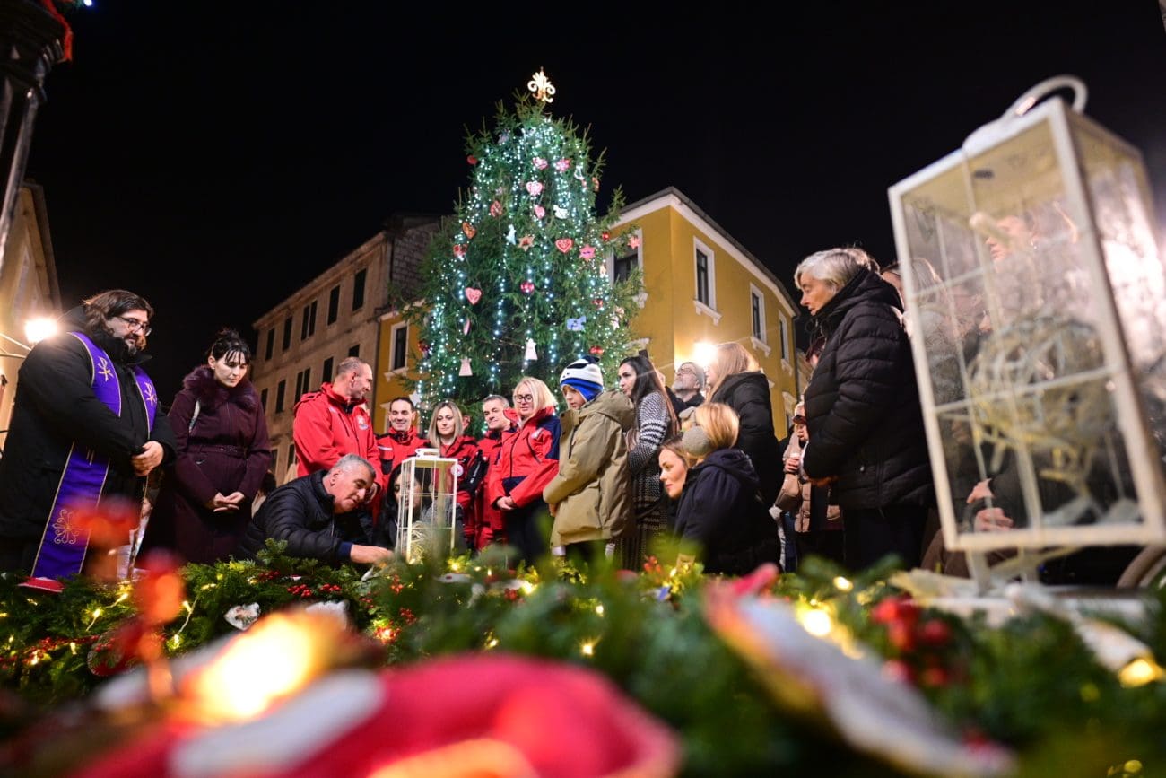 SINJ Upaljena je treća adventska svijeća na adventskom vijencu
