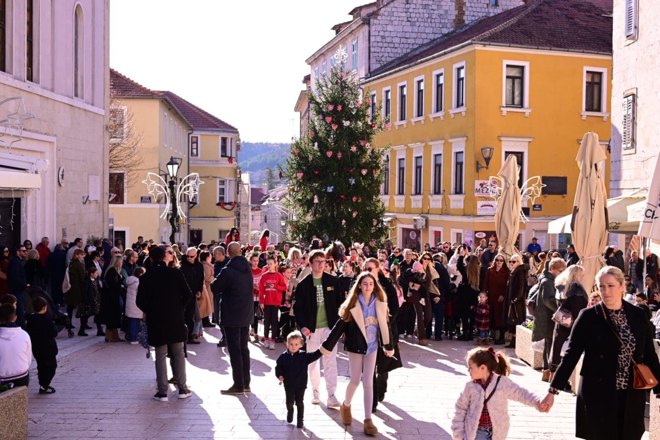 VELIKA FOTOGALERIJA Sunčani blagdan i božićna čarolija: Sinj danas oživio u koledanju i dječjoj bajci s jednorogom