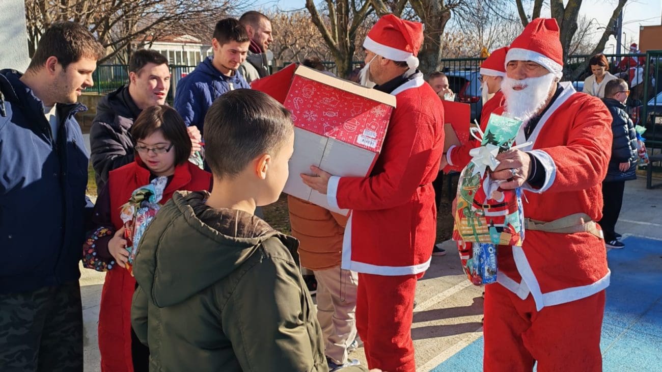 Vesela Konjička karavana Djeda Božićnjaka razveselila Sinj uoči blagdana sv. Lucije