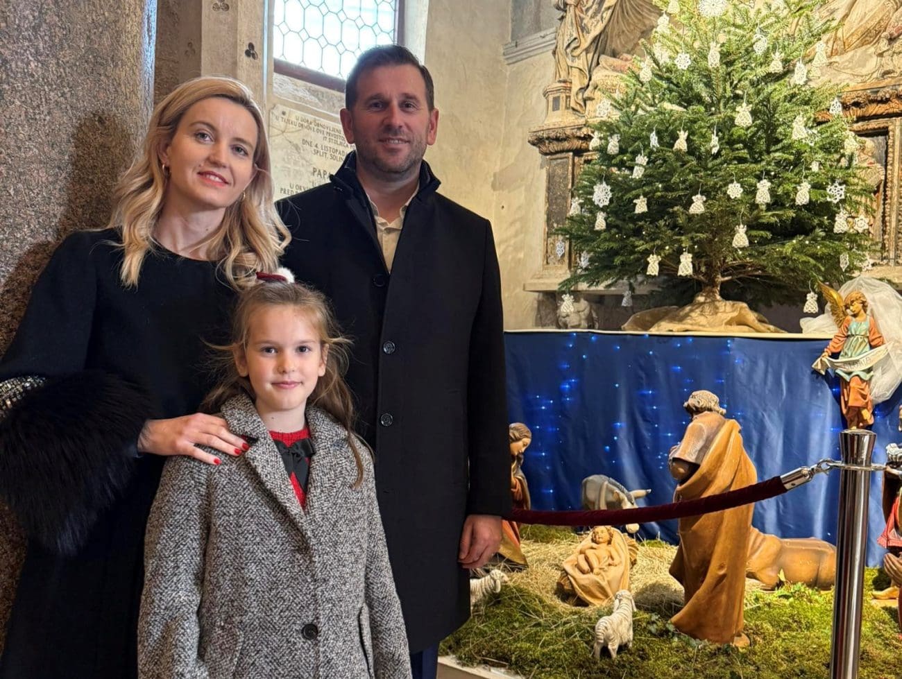 Tomislav Šuta objavio sliku sa suprugom i kćeri i čestitao Božić