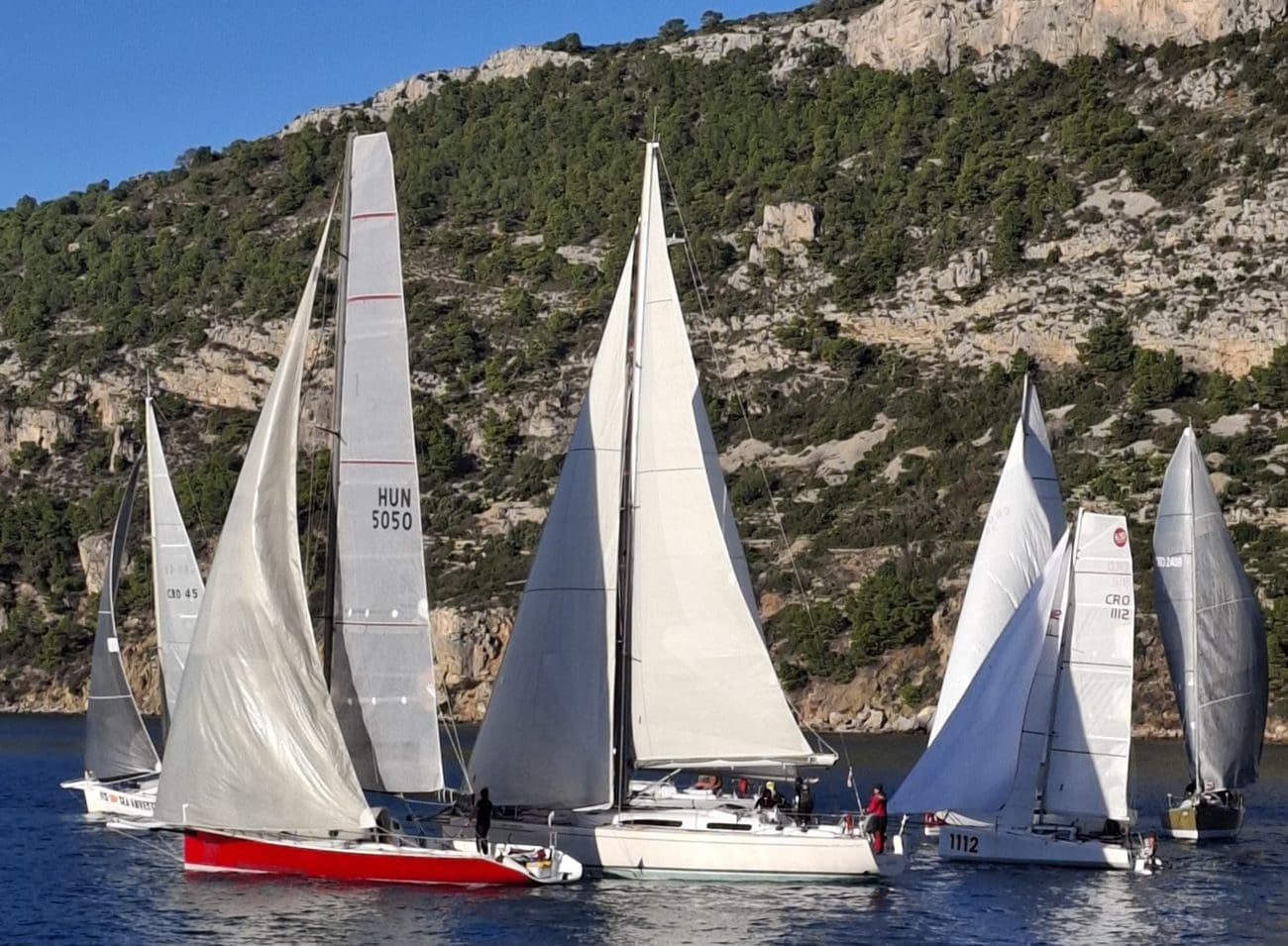 Regata Sveti Nikola za samce i dvojce u Komiži u punom jeku