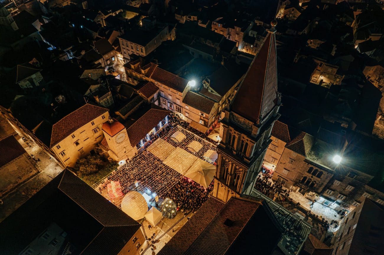 Spektakularnim koncertom Adija Šoše otvorena osma Zimska Adventura u Trogiru, a večeras nastupa grupa Valentino