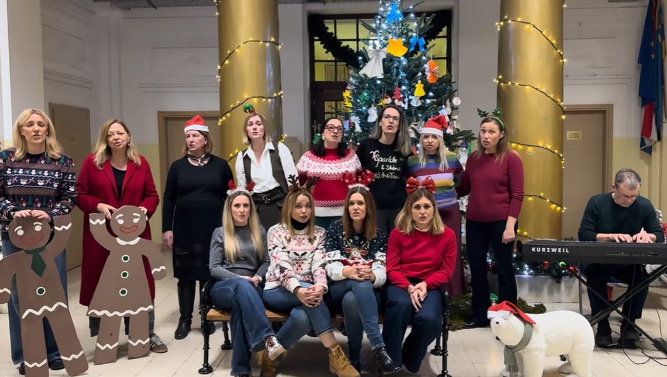 PREDIVNO Nastavnici IV. gimnazije Marko Marulić odlučili su svojim učenicima čestitati blagdane na najljepši način – pjesmom